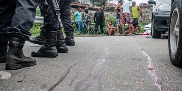 RIO DE JANEIRO,RJ,01.10.2018:OPERAÇÃO-MORRO-DO-ADEUS - O adolescente Anderson Domingos de 17 anos, foi morto durante operação de policiais no Complexo do Alemão no Rio de Janeiro (RJ), nesta segunda-feira (01). O objetivo da operação é localizar o esconderijos de criminosos, armas e drogas. Um suspeito ficou ferido e foi levado por policiais militares para o Hospital Estadual Getúlio Vargas. (Foto: Renato Moura/Futura Press/Folhapress) RIO DE JANEIRO,RJ,01.10.2018:OPERAÇÃO-MORRO-DO-ADEUS - O adolescente Anderson Domingos de 17 anos, foi morto durante operação de policiais no Complexo do Alemão no Rio de Janeiro (RJ), nesta segunda-feira (01). O objetivo da operação é localizar o esconderijos de criminosos, armas e drogas. Um suspeito ficou ferido e foi levado por policiais militares para o Hospital Estadual Getúlio Vargas. (Foto: Renato Moura/Futura Press/Folhapress)