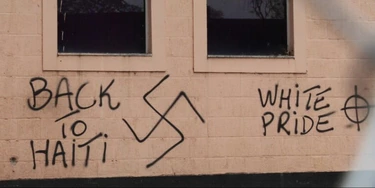 Pichações nazistas e ameaças xenofóbicas contra haitianos apareceram nesta semana em dois lugares próximos ao Parque Portugal, na Lagoa do Taquaral, em Campinas. Elas estão em uma casa particular ao lado do Largo do Café e também em um poste de luz no entorno da lagoa. Pichações nazistas e ameaças xenofóbicas contra haitianos apareceram nesta semana em dois lugares próximos ao Parque Portugal, na Lagoa do Taquaral, em Campinas. Elas estão em uma casa particular ao lado do Largo do Café e também em um poste de luz no entorno da lagoa.