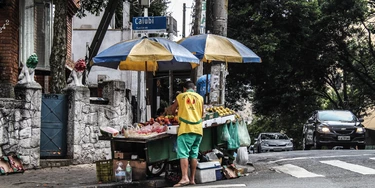 Ambulante com barraca de frutas no bairro de Perdizes, zona oeste de São Paulo. Ambulante com barraca de frutas no bairro de Perdizes, zona oeste de São Paulo.