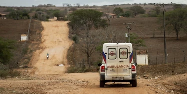 Após a saída dos médicos cubanos, do programa Mais Médicos o município de Sítio do Quinto, no sertão baiano, está aguardando a chegada dos novos médicos na cidade. Enquanto isso, a população está sendo atendida por enfermeiros e os casos mais graves são encaminhados de ambulância para cidades com mais recursos. Após a saída dos médicos cubanos, do programa Mais Médicos o município de Sítio do Quinto, no sertão baiano, está aguardando a chegada dos novos médicos na cidade. Enquanto isso, a população está sendo atendida por enfermeiros e os casos mais graves são encaminhados de ambulância para cidades com mais recursos.