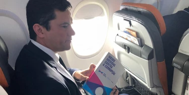 O juiz federal Sergio Moro em voo para o Rio de Janeiro, onde se reuniu com o presidente eleito Jair Bolsonaro (PSL), no dia 1º de novembro. O juiz federal Sergio Moro em voo para o Rio de Janeiro, onde se reuniu com o presidente eleito Jair Bolsonaro (PSL), no dia 1º de novembro.