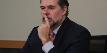 Por meio do colega Alexandre de Moraes, o presidente do STF, Dias Toffoli, impôs o silêncio à revista Crusoé.