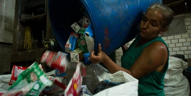 2018.01.22 - Porto Alegre/RS/Brasil: Associação de Catadores da Ilha Grande dos Marinheiros, o primeiro galpão de reciclagem do Rio Grande do Sul, no bairro Arquipélago, região das ilhas da Capital.Foto: Ramiro Furquim/outroangulo.com 2018.01.22 - Porto Alegre/RS/Brasil: Associação de Catadores da Ilha Grande dos Marinheiros, o primeiro galpão de reciclagem do Rio Grande do Sul, no bairro Arquipélago, região das ilhas da Capital.Foto: Ramiro Furquim/outroangulo.com