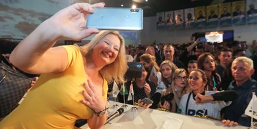 Deputada federal Joice Hasselman tira selfie com a plateia do primeiro encontro do Partido Social Liberal em Barueri, SP. O evento, realizado em agosto, faz parte da 1ª Campanha Nacional de Filiação da legenda.