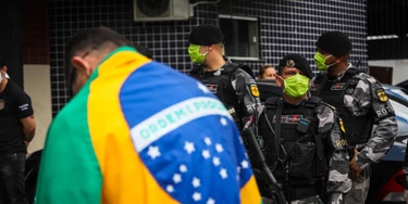 BELÉM, PA - 29.03.2020: CARREATA EM BELÉM - Carreata "Brasi pode pode parar" pelas ruas de Belém nesta manhã de domingo(29), promovidaapoiadores do presidente Jate Jair Bolsonaro. Descumpriram a ordem do governador Hélder Barbalho e medidas de segurança sanitária contra o COVID 19(coronavirus), polícia foi acionada para impedir a carreata, manifestantes foram conduzidos para a delegacia. (Foto: Filipe Bispo /Fotoarena/Folhapress) ORG XMIT: 1899356 BELÉM, PA - 29.03.2020: CARREATA EM BELÉM - Carreata "Brasi pode pode parar" pelas ruas de Belém nesta manhã de domingo(29), promovidaapoiadores do presidente Jate Jair Bolsonaro. Descumpriram a ordem do governador Hélder Barbalho e medidas de segurança sanitária contra o COVID 19(coronavirus), polícia foi acionada para impedir a carreata, manifestantes foram conduzidos para a delegacia. (Foto: Filipe Bispo /Fotoarena/Folhapress) ORG XMIT: 1899356
