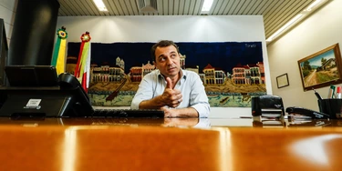 ***ARQUIVO***FLORIANÓPOLIS,SC, 16.01.2019: Governador de Santa Catarina, Carlos Moisés (PSL), durante coletiva de imprensa em seu gabinete. (Foto: Theo Marques/Folhapress) ***ARQUIVO***FLORIANÓPOLIS,SC, 16.01.2019: Governador de Santa Catarina, Carlos Moisés (PSL), durante coletiva de imprensa em seu gabinete. (Foto: Theo Marques/Folhapress)