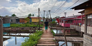 MACAPA, AMAPA, 11-11-2020  -  Ponte da rua 10, no bairro de Congós, em Macapá. Em uma única ponte, vivem entre 200 e 300 famílias. Congós tem 24 pontes, chamadas áreas de ressaca, com casas de madeira erguidas sobre a água parada de um lago.  ( Foto: Vinicius Sassine/Folhapress )