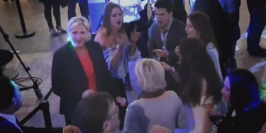 Pouco depois do anúncio do resultado das eleições de 2017, Marine Le Pen, líder da Frente Nacional, foi vista na pista de dança. Pouco depois do anúncio do resultado das eleições de 2017, Marine Le Pen, líder da Frente Nacional, foi vista na pista de dança.