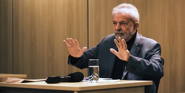 'Na semana em que o presidente Jair Bolsonaro reconheceu que havia prometido uma vaga no STF para Sérgio Moro, fui à sede da Polícia Federal, em Curitiba, para entrevistar o ex-presidente.' 'Na semana em que o presidente Jair Bolsonaro reconheceu que havia prometido uma vaga no STF para Sérgio Moro, fui à sede da Polícia Federal, em Curitiba, para entrevistar o ex-presidente.'