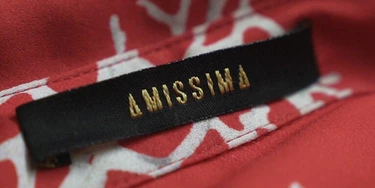 Marca garante a qualidade das peças pressionando os costureiros: imperfeições geram descontos no pagamento. Marca garante a qualidade das peças pressionando os costureiros: imperfeições geram descontos no pagamento.