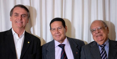 "Mourão é a estrela", diz o general Paulo Assis (à direita), ex-comandante do vice-presidente eleito e de Bolsonaro no Exército.