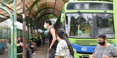 TERESINA, PI, 22.10.2021 ? GREVE-PI - Os motoristas e cobradores de ônibus de Teresina paralisa as atividades pelo seu 2º dia consecutivo, nesta Sexta Feira (22). Ele reivindicam assinatura convenção coletiva do trabalho. Mais uma vez usuários de transporte público da capital ficaram à pés. (Foto: Jose Itamar /Photopress/Folhapress) TERESINA, PI, 22.10.2021 ? GREVE-PI - Os motoristas e cobradores de ônibus de Teresina paralisa as atividades pelo seu 2º dia consecutivo, nesta Sexta Feira (22). Ele reivindicam assinatura convenção coletiva do trabalho. Mais uma vez usuários de transporte público da capital ficaram à pés. (Foto: Jose Itamar /Photopress/Folhapress)
