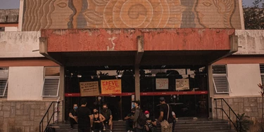 RECIFE, PE, 04.02.2022 ? PROTESTO-PE - Estudantes protestam por retorno presencial seguro na Universidade Federal de Pernambuco (UEFP), em Recife, PE, nesta sexta-feira.  (Foto: Mateus Lacerda/Photo Press/Folhapress)