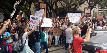 Estudantes protestando contra os cortes de verbas para educação, no dia 15 de maio em frente a Universidade Federal do Rio Grande do Sul, em Porto Alegre. Estudantes protestando contra os cortes de verbas para educação, no dia 15 de maio em frente a Universidade Federal do Rio Grande do Sul, em Porto Alegre.