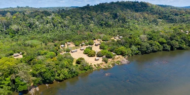 Terra indígena Tumucumaque, no extremo norte do Brasil, vive tensão de possíveis danos ambientais e ameaças de garimpeiros. Terra indígena Tumucumaque, no extremo norte do Brasil, vive tensão de possíveis danos ambientais e ameaças de garimpeiros.