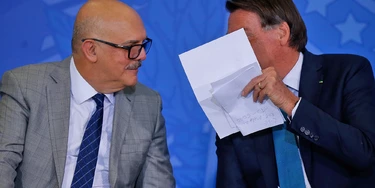 BRASÍLIA, DF, 10.02.2022 - O presidente Jair Bolsonaro, ao lado do ministro Milton Ribeiro (Educação), durante cerimônia sobre renegociação de dívidas do Fies, no Palácio do Planalto, em Brasília (DF). (Foto: Pedro Ladeira/Folhapress) BRASÍLIA, DF, 10.02.2022 - O presidente Jair Bolsonaro, ao lado do ministro Milton Ribeiro (Educação), durante cerimônia sobre renegociação de dívidas do Fies, no Palácio do Planalto, em Brasília (DF). (Foto: Pedro Ladeira/Folhapress)