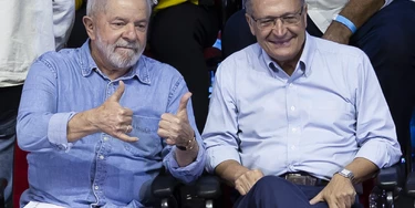 SÃO PAULO, SP, 14.04.2022 - Lula, Sindicalistas - O ex-presidente Luiz Inácio Lula da Silva (PT) e ex-governador de São Paulo Geraldo Alckmin (PSB) se encontram com sindicalistas representantes das principais centrais sindicais brasileiras nesta quinta-feira (14), na casa de Portugal, em São Paulo. 14/04/2022. - (Foto: Isaac Fontana/FramePhoto/Folhapress) SÃO PAULO, SP, 14.04.2022 - Lula, Sindicalistas - O ex-presidente Luiz Inácio Lula da Silva (PT) e ex-governador de São Paulo Geraldo Alckmin (PSB) se encontram com sindicalistas representantes das principais centrais sindicais brasileiras nesta quinta-feira (14), na casa de Portugal, em São Paulo. 14/04/2022. - (Foto: Isaac Fontana/FramePhoto/Folhapress)