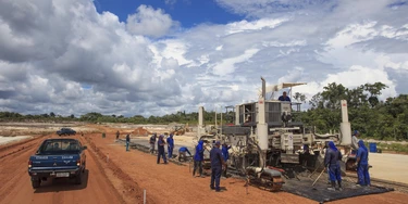 A reforma da pista de 2 quilômetros do aeroporto militar de Iauaretê, na fronteira do Brasil com a Colômbia, se arrasta desde 2005. A brita para a obra? Vem de uma mina em terra indígena que nem deveria existir. A reforma da pista de 2 quilômetros do aeroporto militar de Iauaretê, na fronteira do Brasil com a Colômbia, se arrasta desde 2005. A brita para a obra? Vem de uma mina em terra indígena que nem deveria existir.