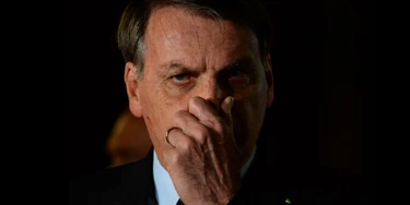 BRASILIA, BRAZIL - JUNE 05: President of Brazil Jair Bolsonaro reacts during a conference with the press and supporters  at Alvorada Palace on June 05, 2020 in Brasilia, Brazil. Brazil has over 614,000 confirmed positive cases of Coronavirus and OVER 34,000 deaths. (Photo by Andressa Anholete/Getty Images)