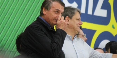 SÃO PAULO,SP,23.10.2022:JAIR-BOLSONARO-IGREJA-MUNDIAL - O candidato a presidência Jair Bolsonaro e o candidato ao governo de São Paulo, Tarcísio Freitas durante visita a igreja Mundial tendo como líder  e Pastor Valdomiro Santiago, na cidade de São Paulo, SP,  neste domingo, 23. (Foto: Willian Moreira/Futura Press/Folhapress) SÃO PAULO,SP,23.10.2022:JAIR-BOLSONARO-IGREJA-MUNDIAL - O candidato a presidência Jair Bolsonaro e o candidato ao governo de São Paulo, Tarcísio Freitas durante visita a igreja Mundial tendo como líder  e Pastor Valdomiro Santiago, na cidade de São Paulo, SP,  neste domingo, 23. (Foto: Willian Moreira/Futura Press/Folhapress)