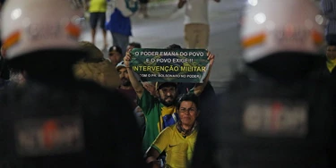 BRASÍLIA, DF, 12.12.2022 - PROTESTO-DF: Apoiadores do presidente Jair Bolsonaro (PL) entram em confronto com a polícia e promovem depredação após confusão iniciada na sede da Polícia Federal, em Brasília, na noite desta segunda-feira; diversos ônibus e carros foram queimados. (Foto: Pedro Ladeira/Folhapress)