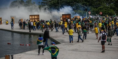 Apoiadores do ex-presidente Jair Bolsonaro (PL) realizam ato golpista e invadem a praça dos Três Poderes, em Brasília, para depredar os prédios no local. (Foto: Gabriela Biló/Folhapress)