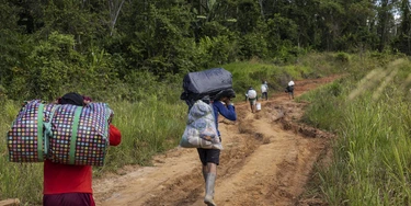 Garimpeiros deixam a Terra Indígena Yanomami próximos ao rio Uraricoera.