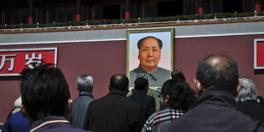 Visitantes olham retrato do ditador chinês Mao Tsé-tung (1893-1976) no Portão da Paz Celestial, em Pequim. Visitantes olham retrato do ditador chinês Mao Tsé-tung (1893-1976) no Portão da Paz Celestial, em Pequim.