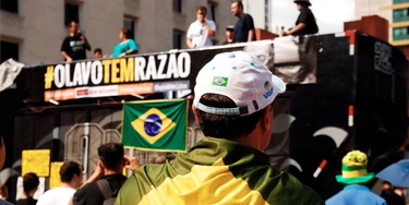 Durante os atos realizados pela nova direita, também é possível cruzar com faixas citando Olavo de Carvalho.