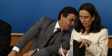 BELO HORIZONTE, MG, BRASIL, 25-06-2009: O governador de Minas Gerais, Aécio Neves, ao lado de sua irmã Andréa Neves, que é presidente do Servas, durante anúncio dos dez artistas selecionados para participar da segunda eição do projeto "Vozes do Morro", no Palácio da Liberdade, em Belo Horizonte (MG). (Foto: Charles Silva Duarte/O Tempo/Folhapress) BELO HORIZONTE, MG, BRASIL, 25-06-2009: O governador de Minas Gerais, Aécio Neves, ao lado de sua irmã Andréa Neves, que é presidente do Servas, durante anúncio dos dez artistas selecionados para participar da segunda eição do projeto "Vozes do Morro", no Palácio da Liberdade, em Belo Horizonte (MG). (Foto: Charles Silva Duarte/O Tempo/Folhapress)