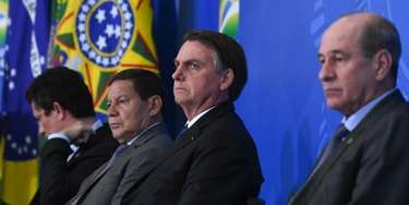 Bolsonaro participa de solenidade de assinatura do Decreto da Nova Regulamentação do uso de amas e munições. Ao baixar o decreto, o presidente incluiu a Abin na relação de órgãos cujos funcionários contarão com facilidades para andar com revólveres na cintura.