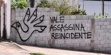 Em muro da capital Belo Horizonte, pichação faz referência ao rompimento da barragem de Mariana, que contaminou o Rio Doce em 2015. 