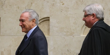 Brasília - O presidente Michel Temer e o ministro do STF, Rodrigo Janot participam de sessão comemorativa ao 28º aniversário da Constituição Federal do Brasil (José Cruz/Agência Brasil) Brasília - O presidente Michel Temer e o ministro do STF, Rodrigo Janot participam de sessão comemorativa ao 28º aniversário da Constituição Federal do Brasil (José Cruz/Agência Brasil)