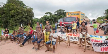 Munduruku interditam a Transamazônica para protestar contra a inépcia do governo brasileiro em demarcar terras indígenas.  Munduruku interditam a Transamazônica para protestar contra a inépcia do governo brasileiro em demarcar terras indígenas.