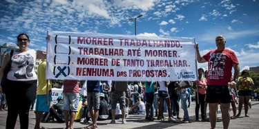 Trabalhadores participam da Greve Geral, no dia 15 de março de 2017, em Belo Horizonte (MG).