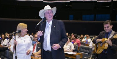 BRASÍLIA, DF, 12.11.2015: CÂMARA-DF - O deputado Sérgio Reis (PRB/SP), ao lado de sua mulher Angela Marcia, canta durante sessão solene no plenário da Câmara, em homenagem ao Dia Mundial da Voz, nesta terça-feira, em Brasília (DF). (Foto: Ed Ferreira/Folhapress) BRASÍLIA, DF, 12.11.2015: CÂMARA-DF - O deputado Sérgio Reis (PRB/SP), ao lado de sua mulher Angela Marcia, canta durante sessão solene no plenário da Câmara, em homenagem ao Dia Mundial da Voz, nesta terça-feira, em Brasília (DF). (Foto: Ed Ferreira/Folhapress)