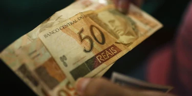 RIO DE JANEIRO, BRAZIL - MARCH 26: A money changer poses holding reais, the Brazilian currency, in the Centro neighborhood on March 26, 2015 in Rio de Janeiro, Brazil. Brazil will release its 2014 gross domestic product numbers tomorrow and most economists are expecting a contraction in the once soaring economy. Economists are also predicting a contraction for 2015, which would be the first back-to-back economic contractions in the country since the Great Depression. (Photo by Mario Tama/Getty Images) RIO DE JANEIRO, BRAZIL - MARCH 26: A money changer poses holding reais, the Brazilian currency, in the Centro neighborhood on March 26, 2015 in Rio de Janeiro, Brazil. Brazil will release its 2014 gross domestic product numbers tomorrow and most economists are expecting a contraction in the once soaring economy. Economists are also predicting a contraction for 2015, which would be the first back-to-back economic contractions in the country since the Great Depression. (Photo by Mario Tama/Getty Images)