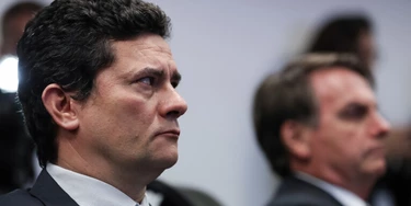 O ministro da Justiça Sergio Moro e o presidente Jair Bolsonaro em visita ao Centro Integrado de Inteligência e Segurança Pública da Região Sul (CIISPR-Sul), em Curitiba (PR). O ministro da Justiça Sergio Moro e o presidente Jair Bolsonaro em visita ao Centro Integrado de Inteligência e Segurança Pública da Região Sul (CIISPR-Sul), em Curitiba (PR).