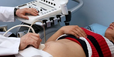 Foto de gestante passando por ultrassom. Foto de gestante passando por ultrassom.