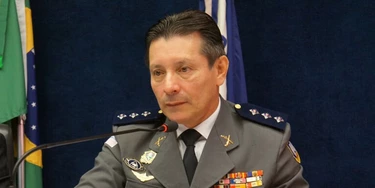 Um deputado do PSL encomendou um assassinato em plenário. Mais um absurdo do Brasil miliciano Um deputado do PSL encomendou um assassinato em plenário. Mais um absurdo do Brasil miliciano