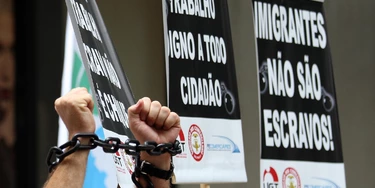 SÃO PAULO, SP, 12.03.2014: ATO/TRABALHO ESCRAVO/SP - O Sindicato dos Comerciários de SP realiza ato em frente à loja da Schutz contra o trabalho escravo na rua Oscar Freire (Jardins). Segundo a fiscalização do Ministerio do Trabalho, 17 trabalhadores peruanos foram encontrados em situação análoga a de escravidão em uma confecção no Cangaíba, na zona leste, na semana passada. (Foto: Luiz Carlos Murauskas/Folhapress) SÃO PAULO, SP, 12.03.2014: ATO/TRABALHO ESCRAVO/SP - O Sindicato dos Comerciários de SP realiza ato em frente à loja da Schutz contra o trabalho escravo na rua Oscar Freire (Jardins). Segundo a fiscalização do Ministerio do Trabalho, 17 trabalhadores peruanos foram encontrados em situação análoga a de escravidão em uma confecção no Cangaíba, na zona leste, na semana passada. (Foto: Luiz Carlos Murauskas/Folhapress)
