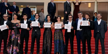 CANNES, FRANCE - MAY 17:  (2nd L-R) Actors Barbara Colen, guests, Maeve Jinkings, producer Emilie Lesclaux, director Kleber Mendonca Filho, producer Saïd Ben Saïd, actor Humberto Carrao and producer Michel Merkt attend the "Aquarius" premiere during the 69th annual Cannes Film Festival at the Palais des Festivals on May 17, 2016 in Cannes, France.  (Photo by Pascal Le Segretain/Getty Images)