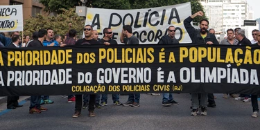 Civil police officers threatening to go on strike demonstrate against the government for arrears in their salary payments, in Rio de Janeiro, Brazil, June 27, 2016, tEarlier this month, Rio state authorities declared a "state of public calamity" over a major budget crisis in order to release emergency funds to finance the Olympic Games due to begin in August. / AFP / VANDERLEI ALMEIDA (Photo credit should read VANDERLEI ALMEIDA/AFP/Getty Images)