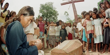 Religião: ticunas do Alto Solimões (AM), membros da Ordem de Santa Cruz, seita que proíbe rituais, durante velório do índio Juvenal Albino, que se suicidou, na aldeia Nova Itália. (Foto: Patrícia Santos/Folhapress) Religião: ticunas do Alto Solimões (AM), membros da Ordem de Santa Cruz, seita que proíbe rituais, durante velório do índio Juvenal Albino, que se suicidou, na aldeia Nova Itália. (Foto: Patrícia Santos/Folhapress)