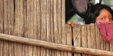 Expedição da Funai: índia djapá observa da janela de sua maloca homens brancos chegando na sua aldeia, no Vale do Javari, no Amazonas. (Vale do Javari, Amazonas, 09.05.2001 - Foto de Flávio Florido/Folhapress/Negativo 05635.01)