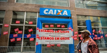 Posters placed in bank branch facade in Sao Paulo, Brazil, informing the strike of the category on September 6, 2016.More than 7,000 agencies stop throughout Brazil, bank went on indefinite strike from September 6.The first day of the strike of bank paralyzed the 7,359 operating branches across the country. The number is equivalent to 31.25% of total branches throughout Brazil, according to Central Bank data (Central Bank).Only in Sao Paulo, the movement ended the first day with a membership of more than 35,000 workers at 680 workplaces. (Photo by Cris Faga/NurPhoto via Getty Images)