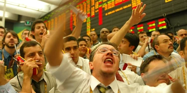 Operadores trabalham durante pregão na Bolsa de Valores, em São Paulo (SP), 2003. Operadores trabalham durante pregão na Bolsa de Valores, em São Paulo (SP), 2003.