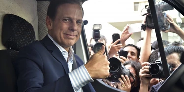 SAO PAULO, BRAZIL - JANUARY 10: Mayor of Sao Paulo Joao Doria Jr. salutes prior a ceremony to deliver new ambulance for the Mobile Emergency Service (SAMU) at headquarters of the City Hall on January 10, 2017 in Sao Paulo, Brazil. (Photo by Eduardo Carmim/Brazil Photo Press/LatinContent/Getty Images) SAO PAULO, BRAZIL - JANUARY 10: Mayor of Sao Paulo Joao Doria Jr. salutes prior a ceremony to deliver new ambulance for the Mobile Emergency Service (SAMU) at headquarters of the City Hall on January 10, 2017 in Sao Paulo, Brazil. (Photo by Eduardo Carmim/Brazil Photo Press/LatinContent/Getty Images)