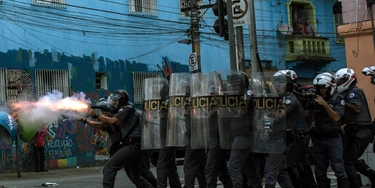 SAO PAULO, BRAZIL - FEBRUARY 23:  Military tactical police officers advance on suspected drug users in the region known as "Cracolandia" on February 23, 2017 in Sao Paulo, Brazil.  In an area of Brazil where drug abuse and violence has taken over the district, the government has introduced street clearance operations by police to remove the crack users. (Photo by Victor Moriyama/Getty Images)
