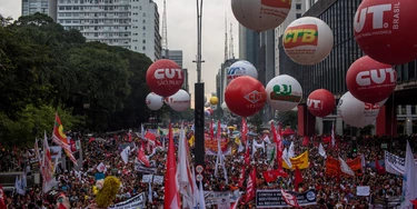 SAO PAULO, BRAZIL - MARCH 15: People protest against the pension reform proposed by President Michel Temer's government on March 15, 2017 in Sao Paulo, Brazil. Thousands of teachers, drivers from the transport system, bankers and various unions gathered on Avenida Paulista during a nationwide strike to protest the increase in time people must work before retirement. (Photo by Victor Moriyama/Getty Images)